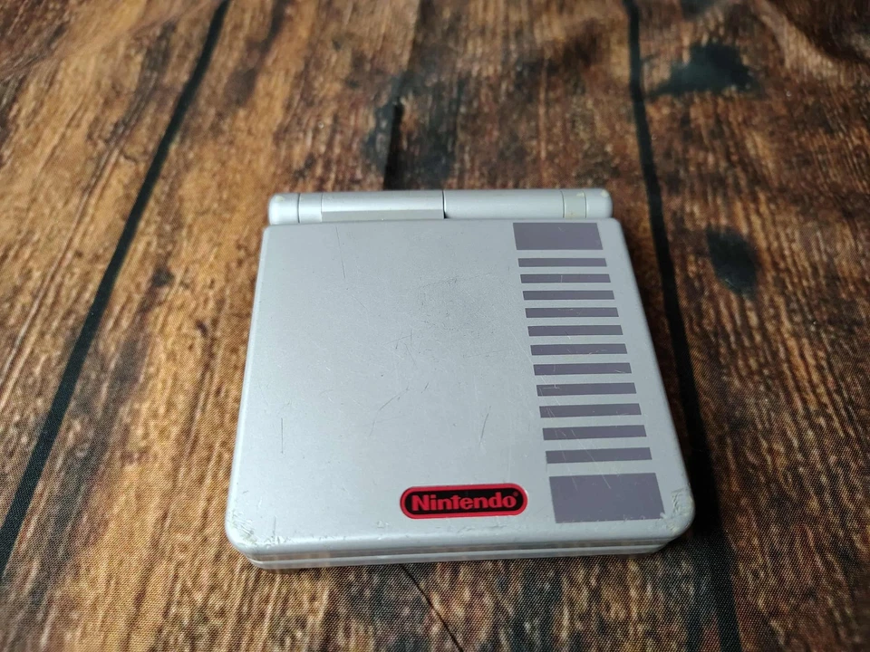 Sistema portátil NES Edition Nintendo Game Boy Advance SP con cargador Foto 2 de 4