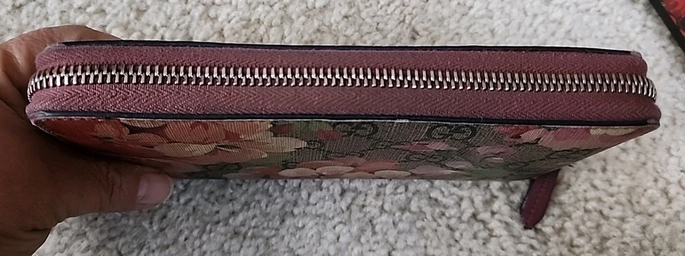 Cartera Gucci GG Supreme Blooms con cremallera. BOLSA ANTIPOLVO CERTIFICADO DE AUTENTICIDAD Y CAJA INCLUIDAS Foto 3 de 4