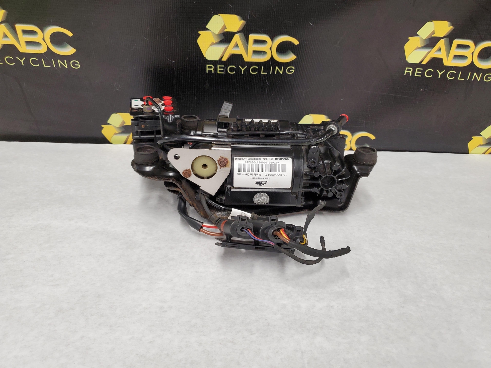 2007 Bentley Flying Spur Air Suspension Compressor Assembly BENTLEY 07 OEM