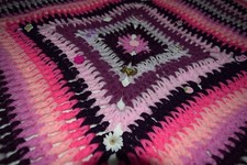 Copertina neonato uncinetto 80x80,toni rosa, con bottoni natura e animali