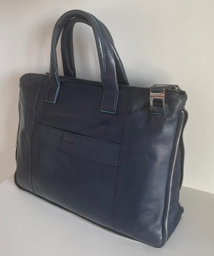 Intramontabile leggera borsa tracolla espandibile in pelle blu Piquadro - Foto 5 di 24