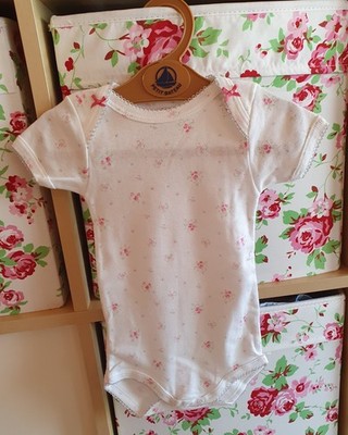 Petit Bateau allerliebster Kurzarm-Body mit Röschen u Schleife Neu 67 6M 62 68