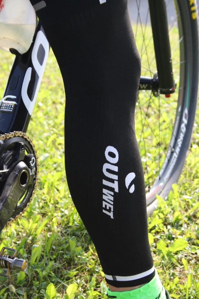 Calentadores de piernas GP3Ego en negro de Outwet Foto 2 de 3