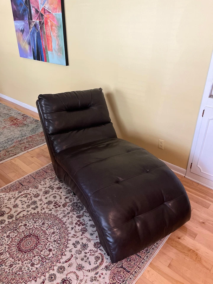 Chaise salón Charlie de cuero sintético acolchado en marrón oscuro Foto 2 de 2