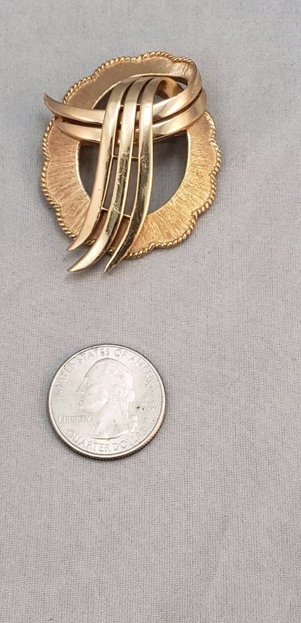 Large Signed Trifari Retro Solid Brushed Gold Ton… - image 7