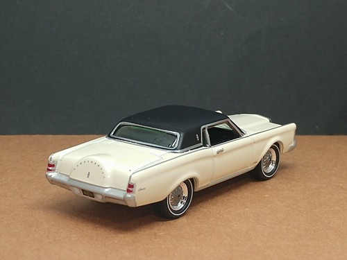69 Lincoln Continental Mark lll Limited Edition 1/64 Collectible Classic White - 第 5/7 張圖片
