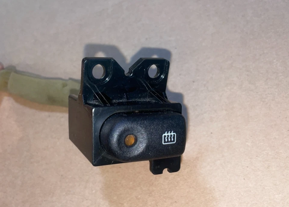 Botón de interruptor de desempañado de ventana trasera Ford Escort 1995-1996 *95-96 SOLAMENTE* OEM Foto 2 de 4