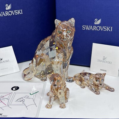 SWAROVSKI CRYSTAL FIGURINE 2019 SCS AMUR LEOPARD Sofia And Cubs 5428542