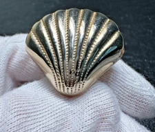 GOLD TONE SHELL SHAPED SCARF OR DRESS CLIP WITH SAFETY CLASP H354