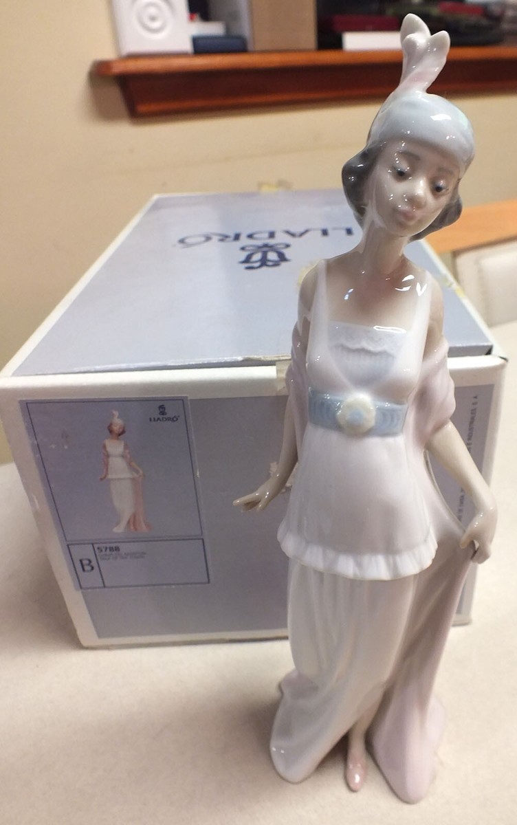 Vintage Lladro Spain Retired Talk of the Town Figurine #5788 A-23N