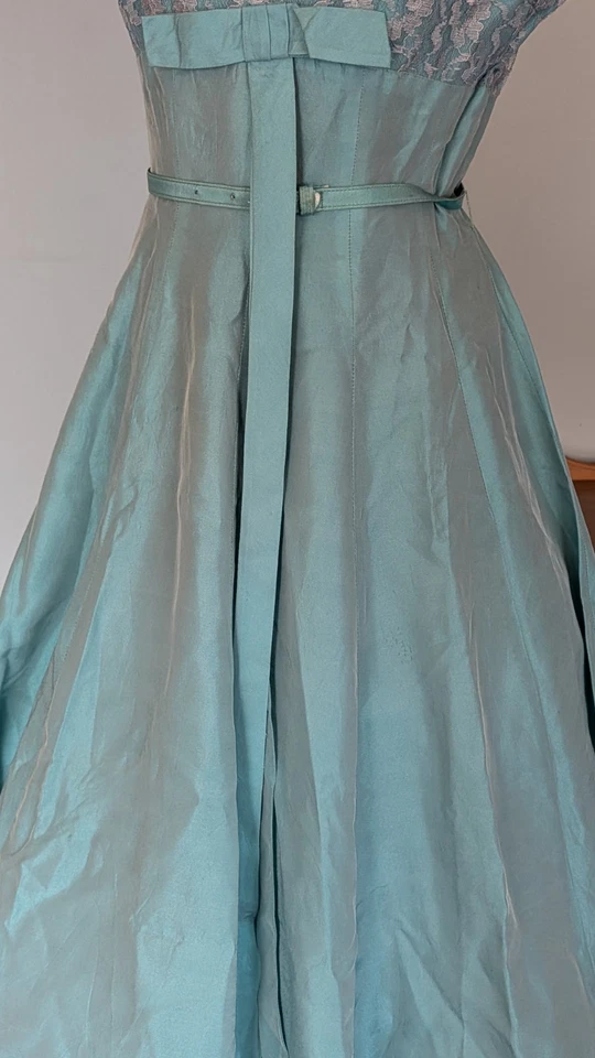 Vestido e chapéu de tafetá azul vintage da década de 1950 pequeno  - Imagem 3 de 4
