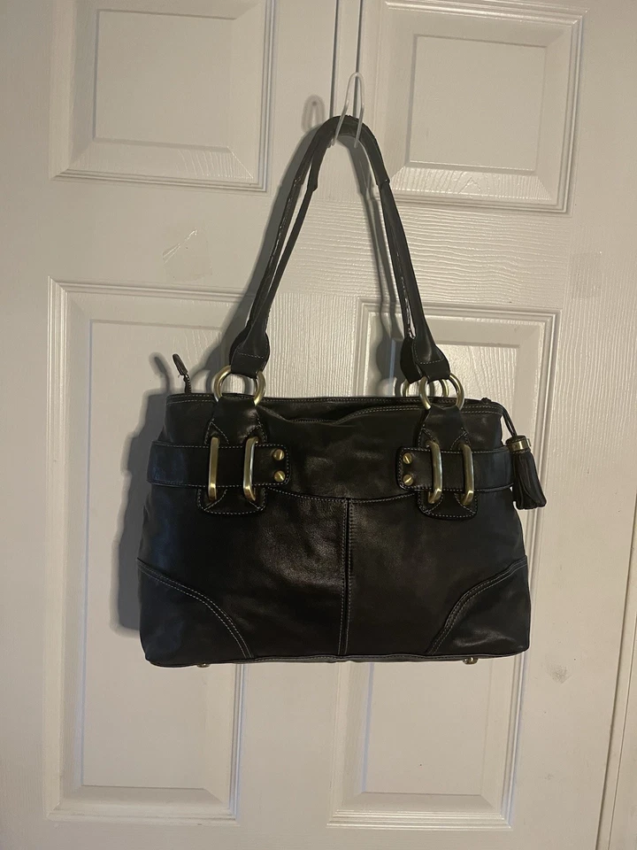 Bolso de hombro B. Makowsky cuero suave negro tono dorado hardwares detalles borla. Foto 2 de 4