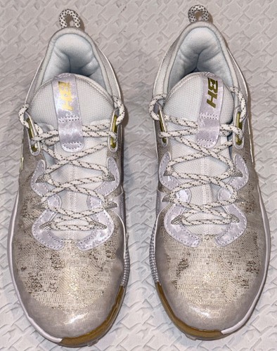 UNDER ARMOUR Harper 8 Low ST White Gold Metal Baseball Cleats NEW Mens Sz 8 - Picture 5 of 8