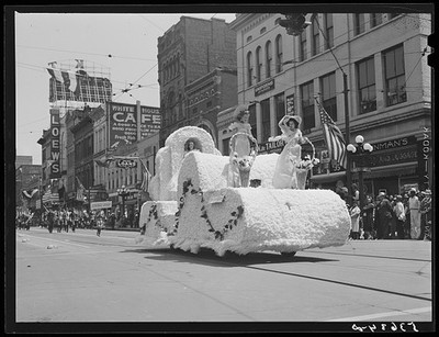 Photo:Memphis Tennessee 1940 Cotton Carnival parade float women flowers
