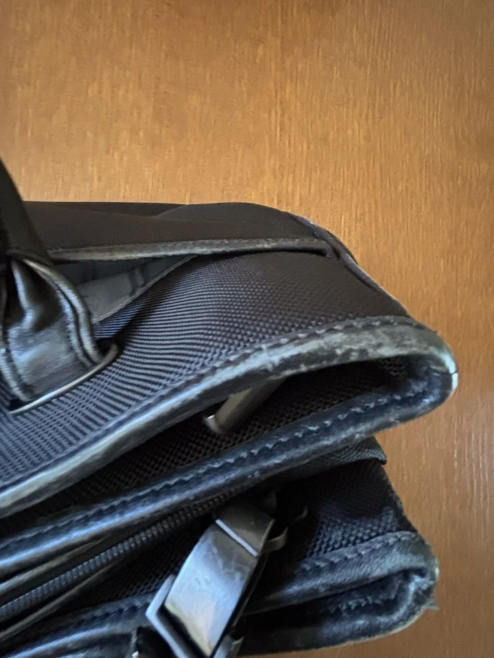 Bolso para computadora portátil TUMI de trabajo de hombro de nailon balístico negro con adornos de cuero para mujer Foto 4 de 4