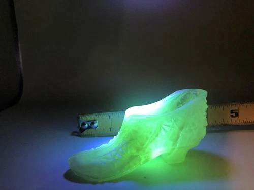 FENTON Glass DAISY & BUTTON Vaseline Slipper Shoe Boot Uranium Glow beautiful