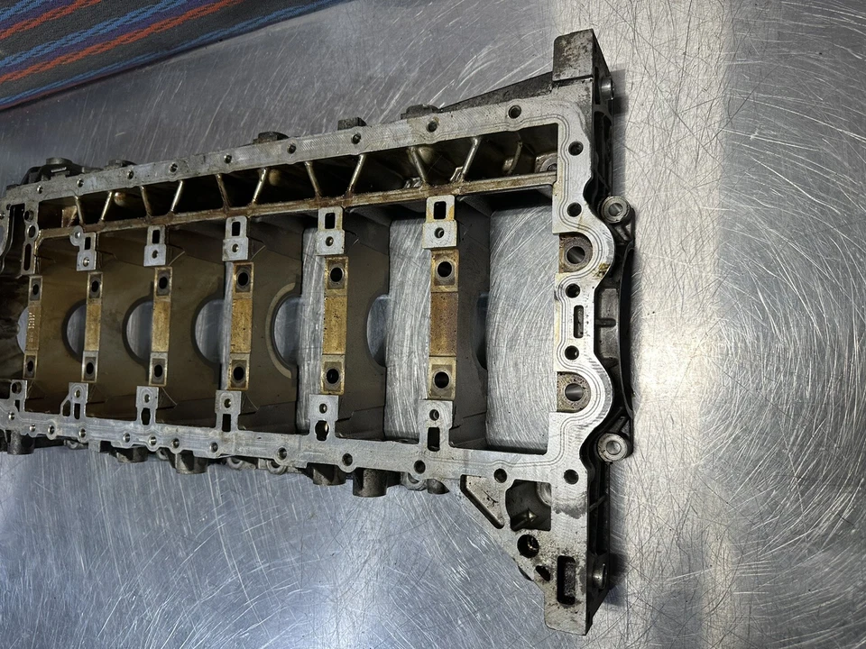 2007-2010 BMW 335I CYLINDER LOWER BARE ENGINE MOTOR BLOCK CRANKCASE 7576331 OEM - Image 3 of 4