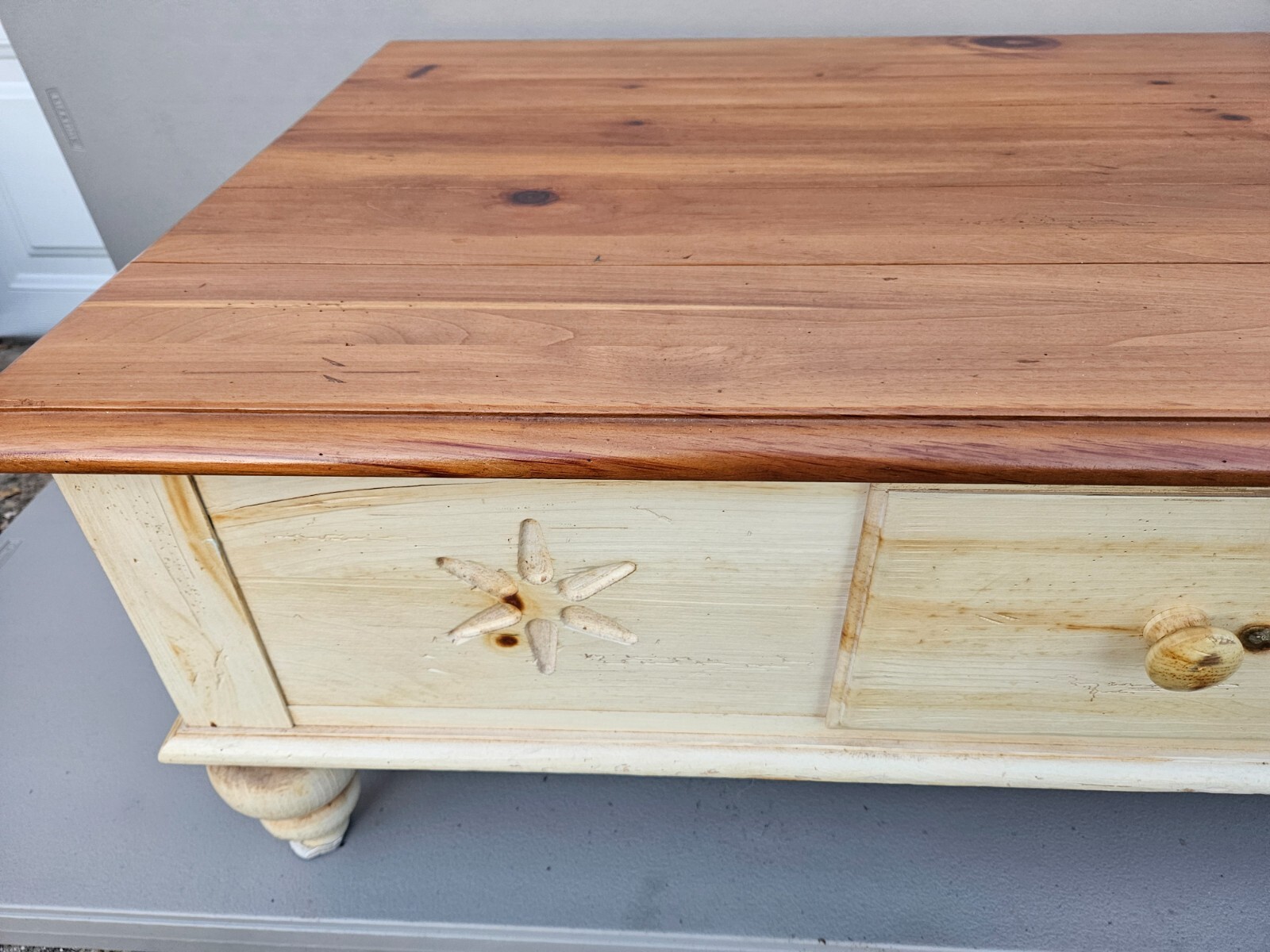 Ethan Allen Knotty Pine Farmhouse Distress Country Coffee Table with storage