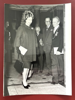 'QUEEN ELIZABETH II AT THE ROYAL ACADEMY' 6 X 8 ORIGINAL 1963 PRESS PHOTO
