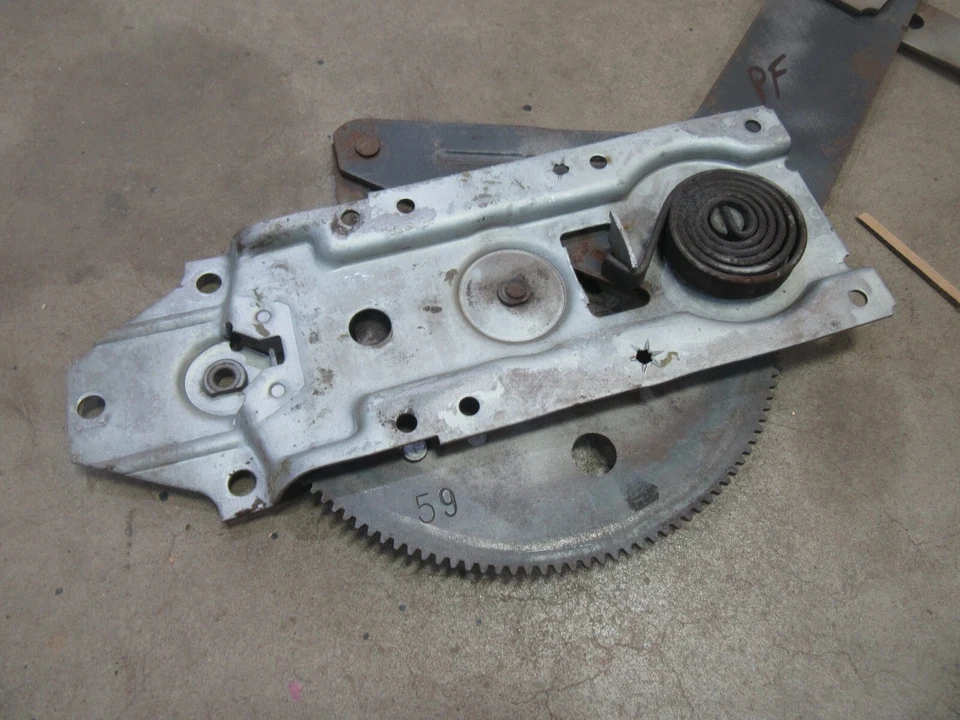 Oldsmobile Cutlass Brougham 1977 puerta interior ventana eléctrica mecanismo regulador PF Foto 2 de 3