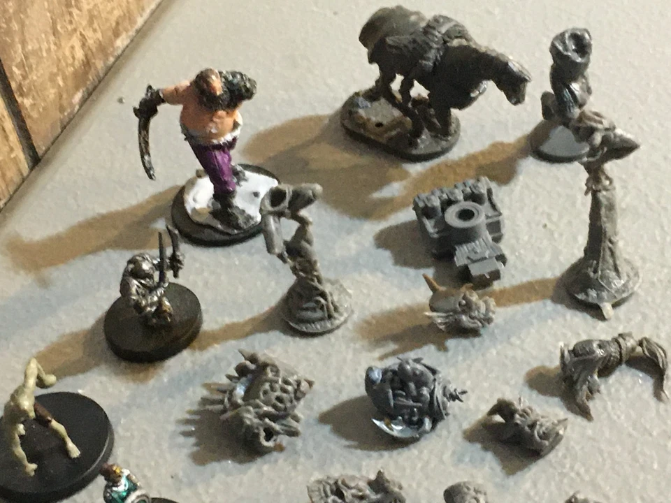 LOTE DE BROCAS ORCAS ENANAS DE PLÁSTICO MINIATURAS DESCONOCIDAS A32575 + MESA WIZKIDS D&D RPG Foto 4 de 4