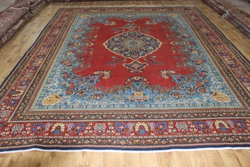 LARGE HANDMADE ORIENTAL WOOL CARPET  OF FLORAL DESIGN 390 X 315 CM