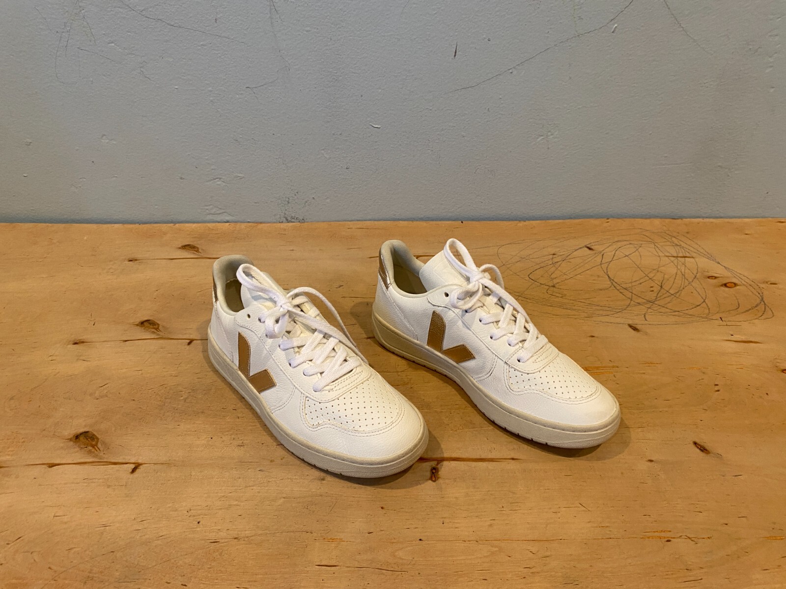 Veja Women's V-10 Low Top Sneaker White Platine Leather Sz