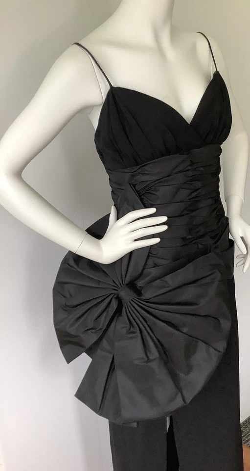 Victor Costa Saks Fifth Ave. Talla 6 Vestido/vestido negro con lazo gigante Foto 3 de 4