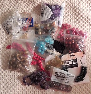 Vge/New 1.5 LB Bulk Mixed Lot of Beads, Glass, Plastic, Jewlery Making Parts
