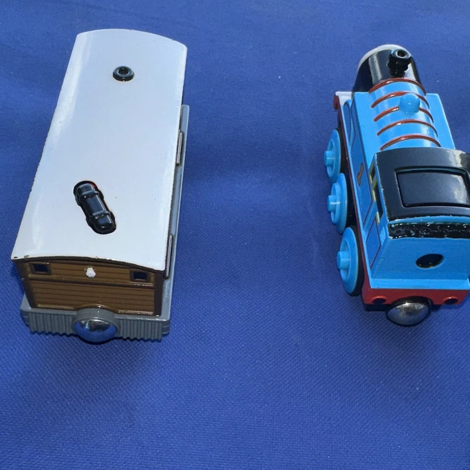 Tren ferroviario de madera Thomas & Friends THOMAS & TOBY A BATERÍA EN MUY BUEN ESTADO Foto 4 de 4