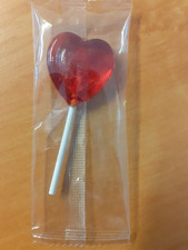 Roter Herzlutscher Lutscher in Herzform mit weiterem Herz im Zentrum