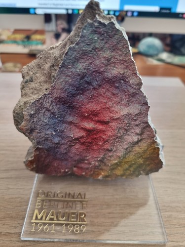 Original Very Large 11 cm Piece of the BERLIN WALL on Perspex Display + COA - Picture 9 of 19