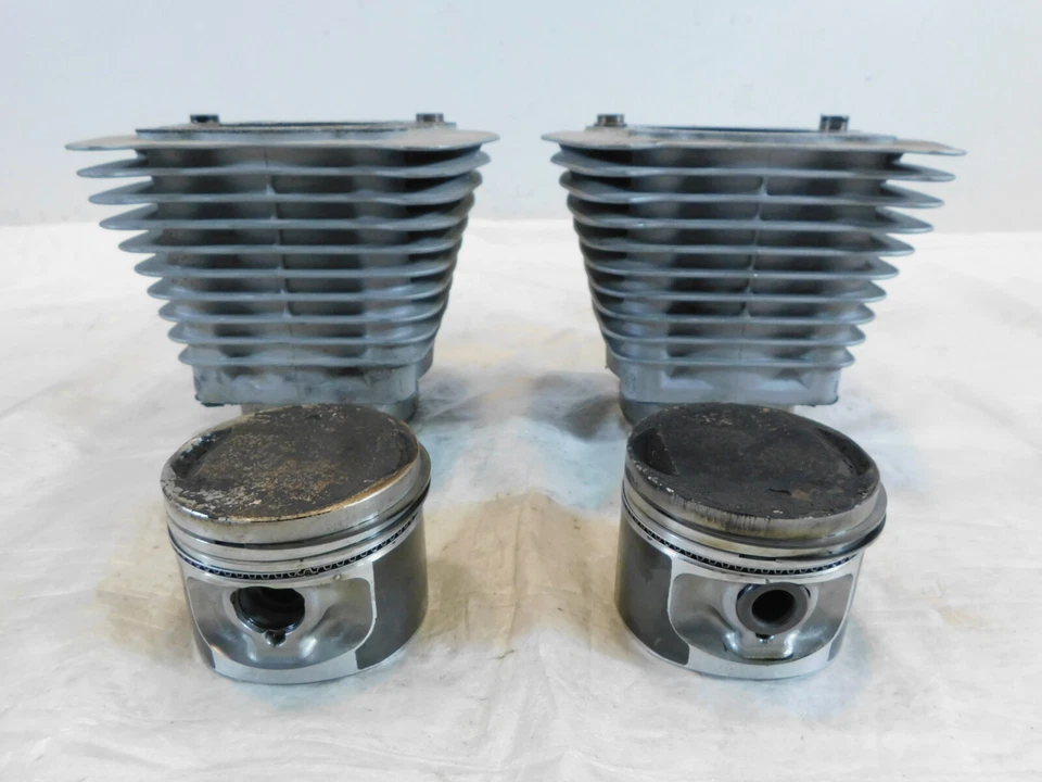 Par de jarras de cilindro plateadas Harley Davidson Sportster 883 con pistones P/N: 16446-86 Foto 2 de 4