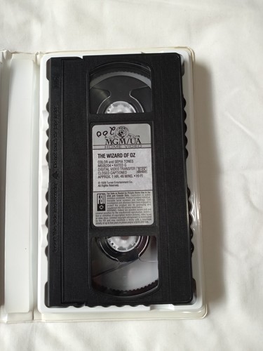 The Wizard of Oz 1939 (VHS, 1996) Clamshell Video Cassette Tape Judy Garland MGM - Picture 2 of 3