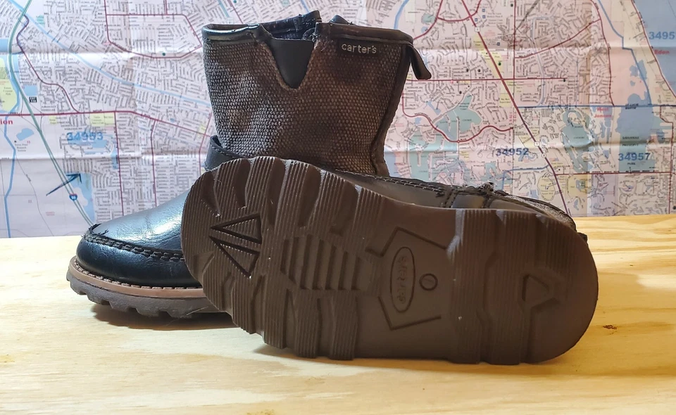 Botas Carters con hebilla para niños Foto 3 de 4