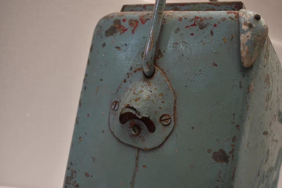 Antigua caja refrigeradora de Coca-Cola años 40 cofre de hielo de metal bebida en relieve logotipo de Coca-Cola Foto 4 de 4