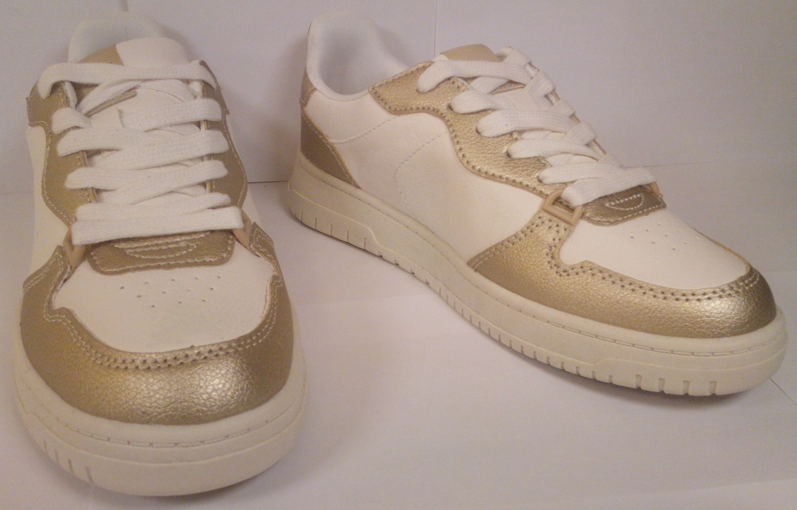 NWT No Boundaries Women's Lace Up Court Sneakers Gold Size 7