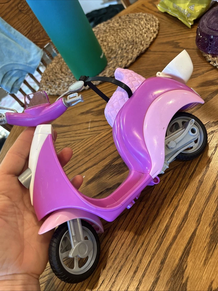 Barbie Scooter Ciclomotor Vespa Mattel 2011 12" púrpura cinturón de seguridad y casco sin soporte Foto 3 de 4