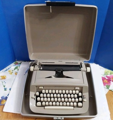 Vintage  Royal 890 Typewriter. W Case. Works