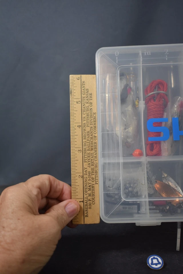 Caja de aparejos Shimano, cargada con señuelos de pesca, pesas, ganchos, bobbers, pesas Foto 3 de 4