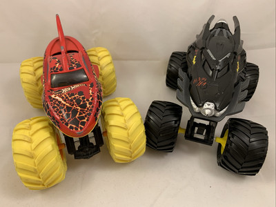 Hot Wheels Monster Jam Truck Lot 1:24 Lava Shark & DC Comics Batman