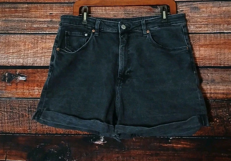 Pantalones Cortos de Jean H&M Talla 12 Cintura Ultra Alta Tiro Mamá Negros Denim Puños Elásticos Foto 3 de 4