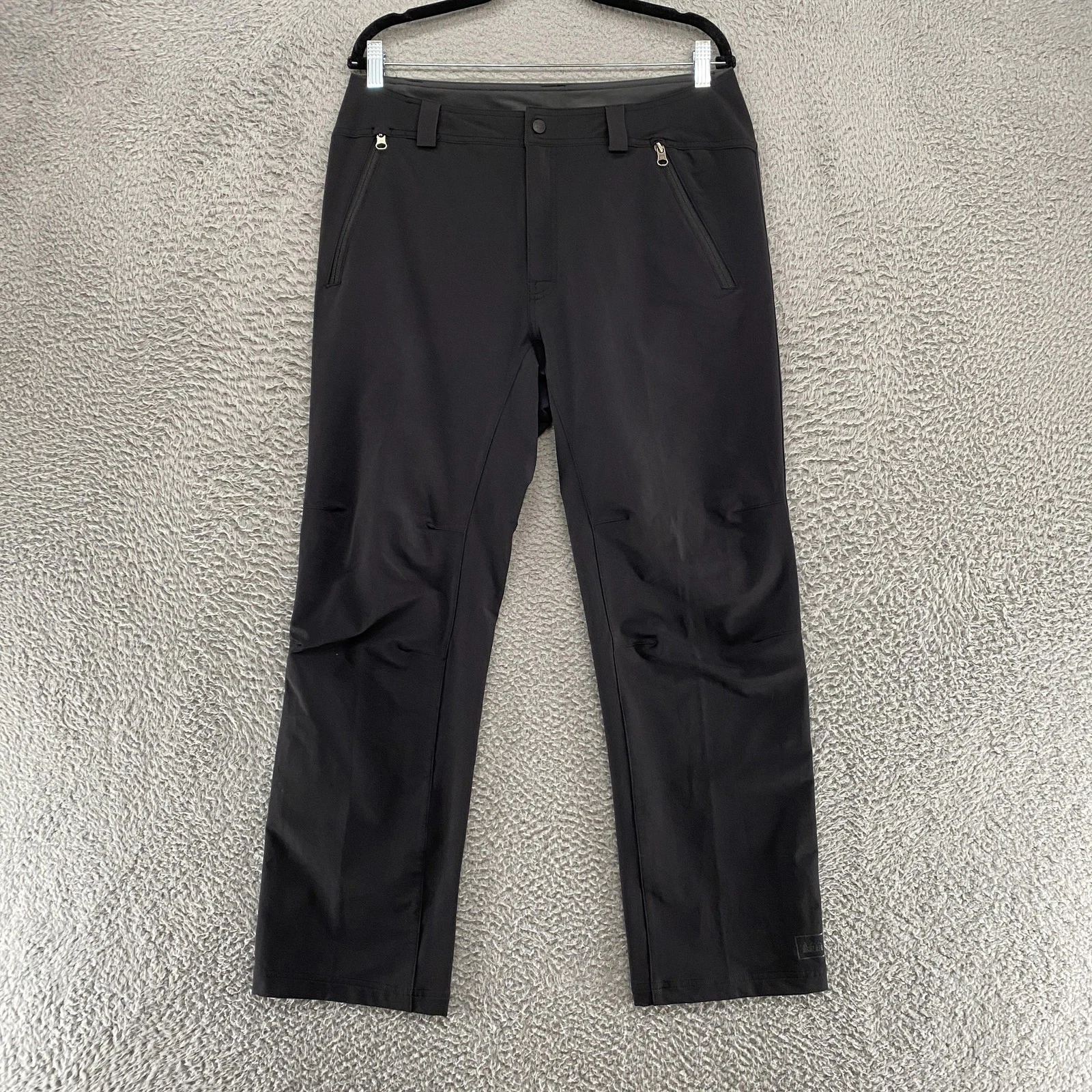 REI Softshell Pants Mens 34x30 Black Hiking Zip Ankle Stretch Outdoor Travel
Opens in a new window o