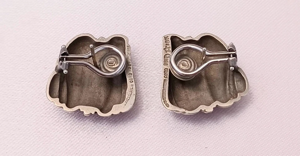 Brincos de ouro branco escovado 18k com fecho lagosta Kieselstien Cord Caviar - Imagem 3 de 4