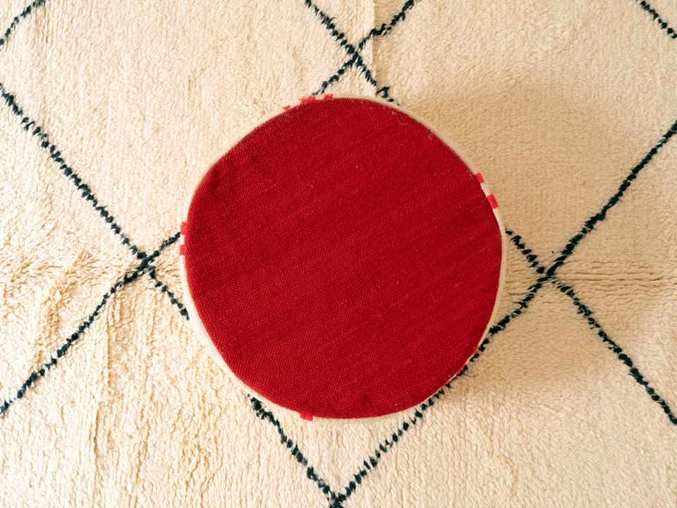 Puf Bereber Kilim 20x20 Marroquí Hecho a Mano Alfombra Cojín de Suelo Blanco y Rojo Foto 2 de 4