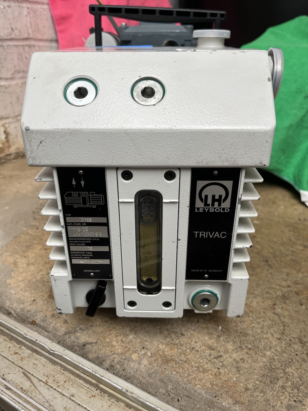 Leybold Trivac D16B Vacuum Pump