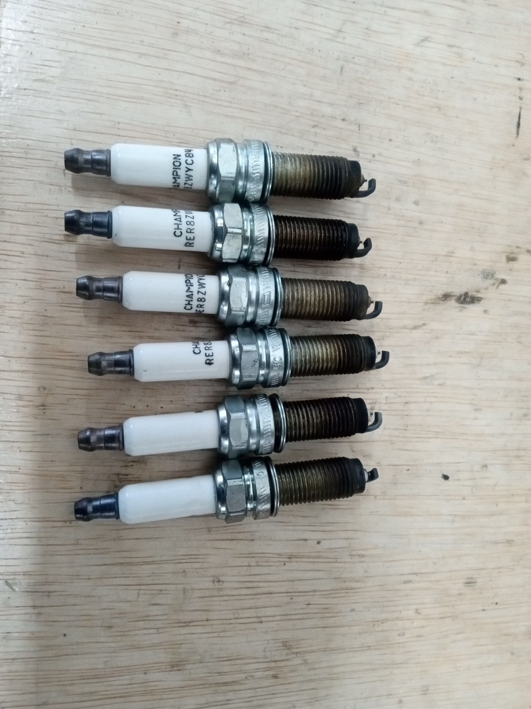 Champion Iridium Spark Plug Set Of 6 RER8ZWYCB4 Gently Used