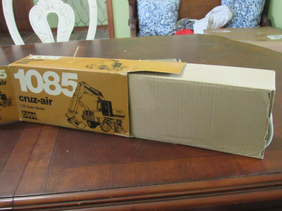 CONRAD #2962 1/35 CASE 1085 CRUZ-AIR - NIB - Image 3 of 4