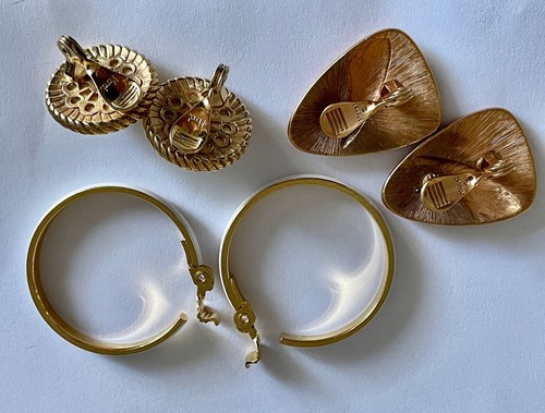LOT 3 PAIR VINTAGE MONET CLIP EARRINGS, IVORY BUTTON, ENAMEL SWIRL, WHITE HOOPS - Picture 2 of 9