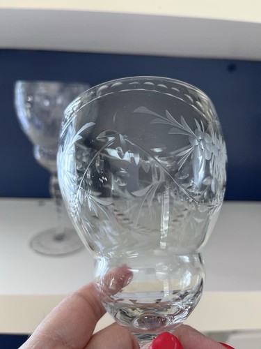 Juego de 2 copas de vino de vidrio grabado corte transparente de colección 8 oz florales elegantes raras - Imagen 8 de 8